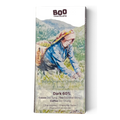 Boo Chocolate Dark 60 % „The Mountain of Chiang Rai“: Zartbitterschokolade mit Kakao aus Doi Tung, Tee aus Doi Mae Salong und Kaffee aus Doi Chang, Aquarell-Verpackung mit Teepflückerin