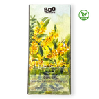 Boo Craft Chocolate Dark 67 % „A tiny flower on the mountain“ – vegane Zartbitterschokolade mit Osmanthusblüten aus Doi Mae Salong, Aquarell-Verpackung mit gelben Blüten