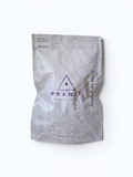 Lanna Bridge Jungle Ruby No. 12 Schwarztee von Pranit in weisser Verpackung mit topografischem Linienmuster