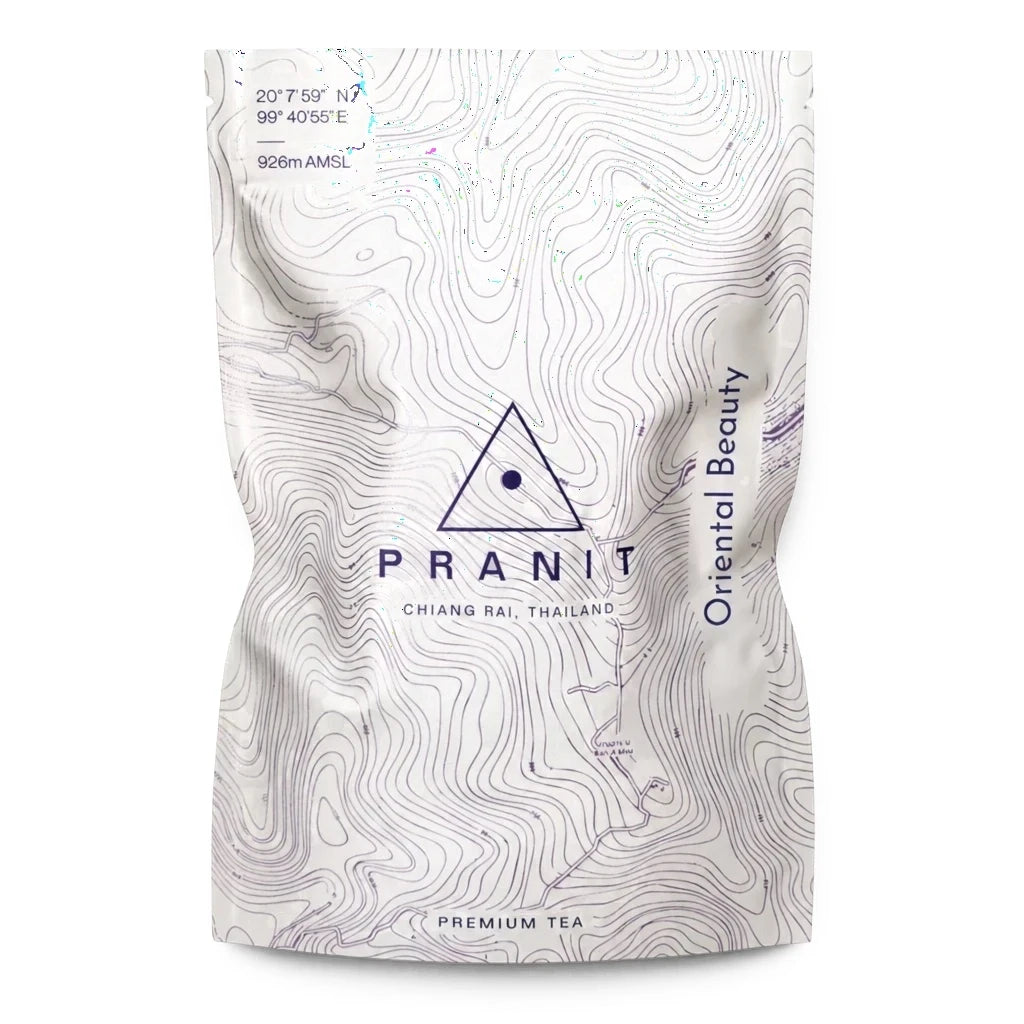 Lanna Bridge Oriental Beauty Oolong Tee in weisser Verpackung mit topografischem Linienmuster und Pranit Branding