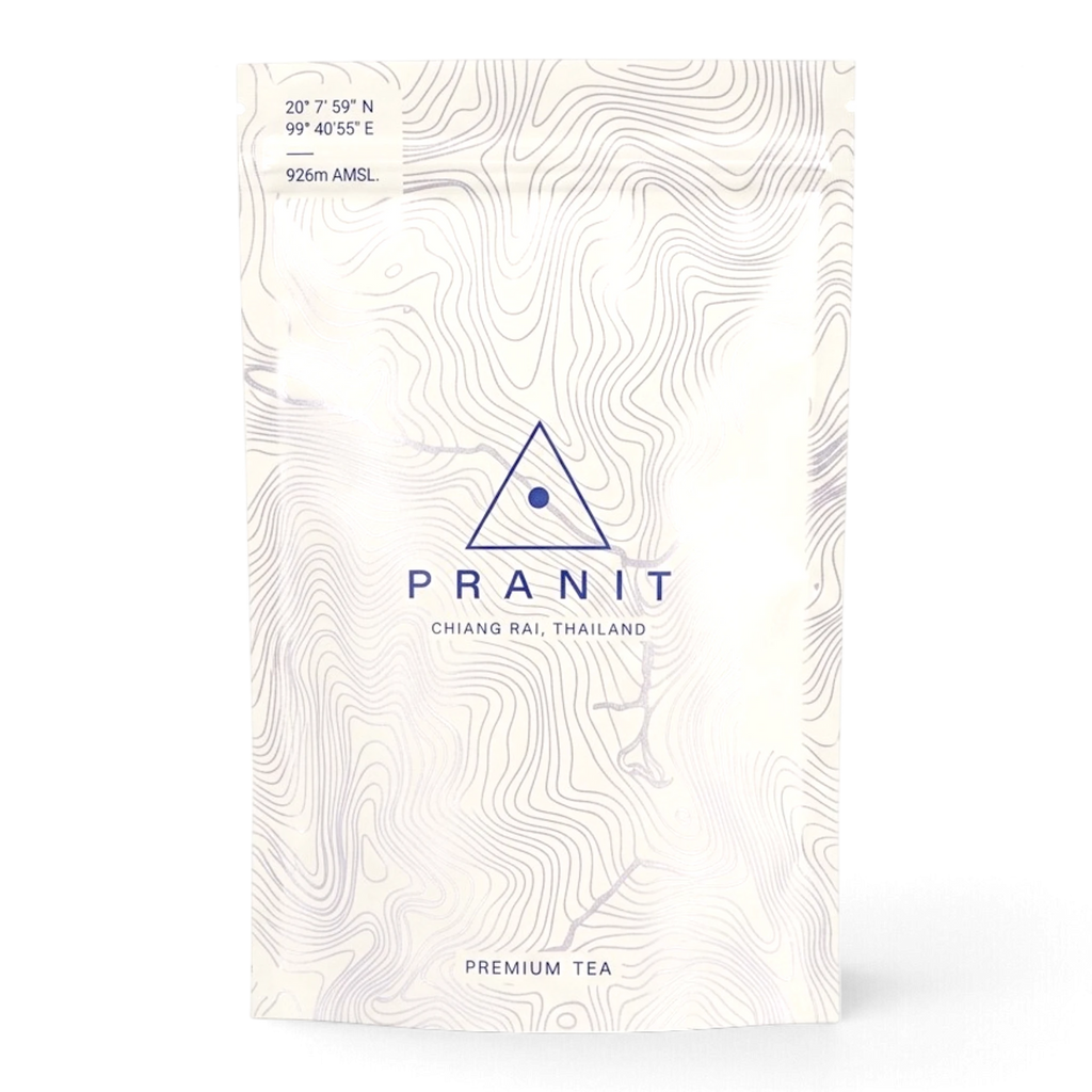 Pranit Schwarzer Assamica Tee – Verpackung: heller Standbeutel mit topografischem Linienmuster, Pranit Premium Tea aus Chiang Rai, Thailand