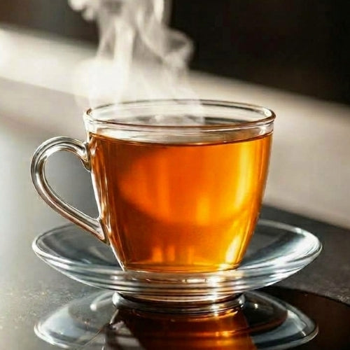 Roter Oolong Nr. 12: bernsteinfarbener Aufguss in einer Glastasse